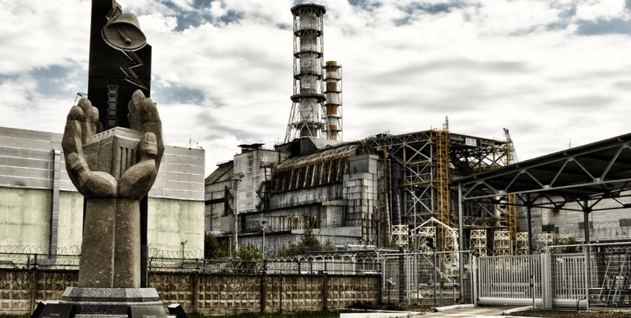 Чорнобильська атомна електростанція після вибуху реактора №4 1986 року