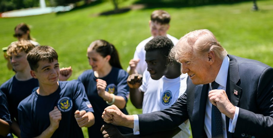 Дональд Трамп Дональд Трамп навчив студентів знаменитого танцю