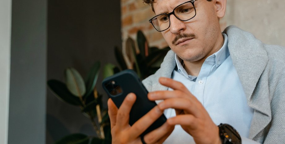 Мужчина с телефоном, телефон, мобильный телефон, курьезы, роуминг, счет за мобильную связь, счет за телефон, отпуск, деньги