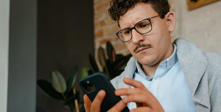 Чоловік із телефоном, телефон, мобільний телефон, курйози, роумінг, рахунок за мобільний зв'язок, рахунок за телефон, відпустка, гроші