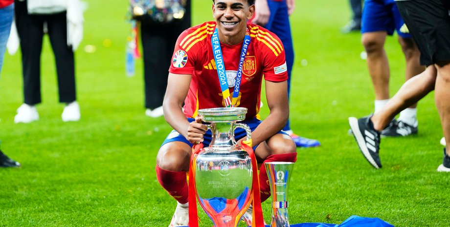 Ламин Ямаль, кубки, футбольное поле, футболисты