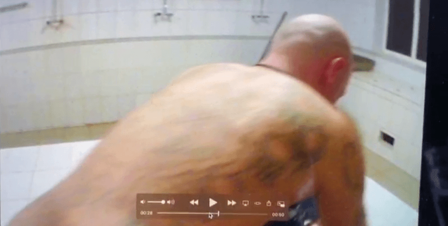 Кадр из видео с изнасилованием заключенного