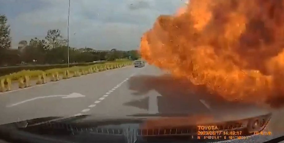 крушение самолета, самолет упал на дорогу, крушение, авиалайнер, жертвы, авиакатастрофа, Малайзия