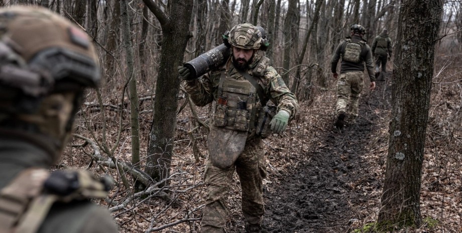 Per mantenere il burrone del tempo, i difensori ucraini hanno bisogno di armi. S...
