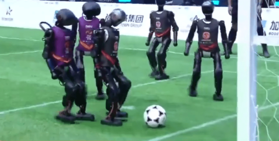 Футбольный матч роботов-гуманоидов в Китае Первый в мире футбольный матч роботов-гуманоидов в Китае