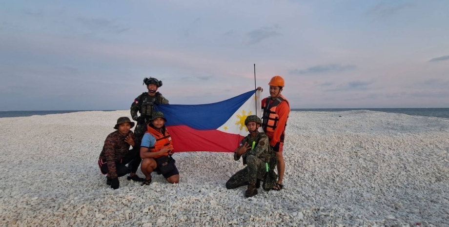 Ранее бойцы береговой охраны КНР сделать здесь свои снимки филлипинские войска, острова