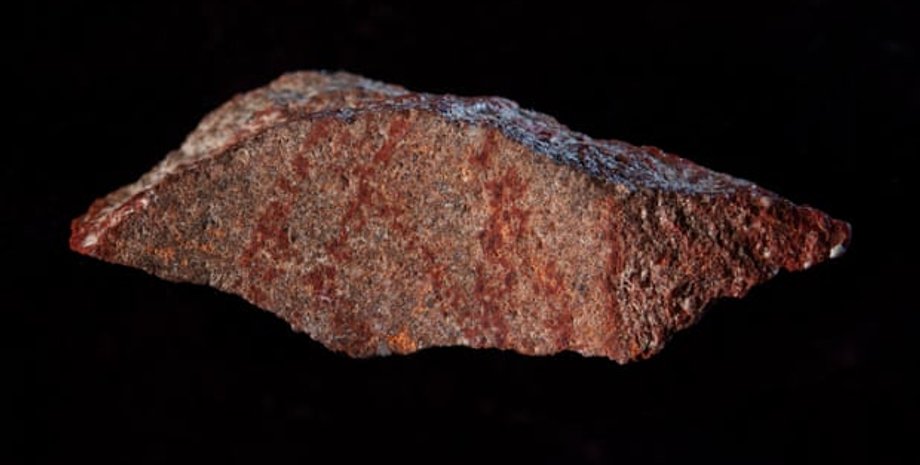 Осколок силкрита с фрагментом рисунка, сделанного охрой. Craig Foster/University of Bergen/Nature