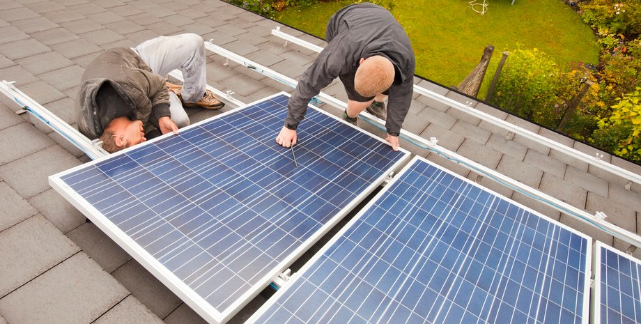 Сонячні панелі на даху сонячні станції для будинку