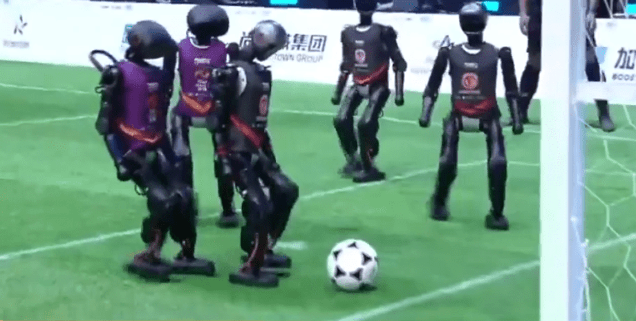 Первый в мире футбольный матч роботов-гуманоидов в Китае