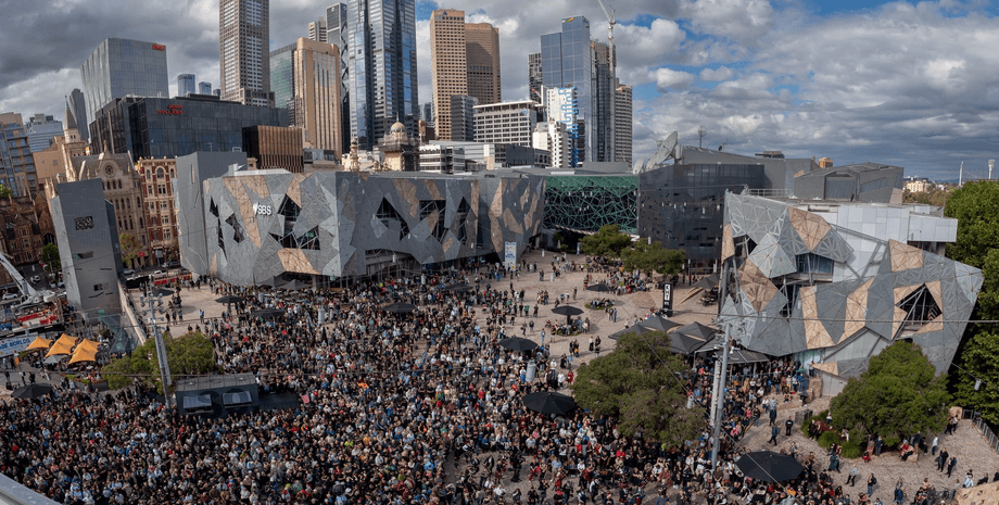 Волынки, рок и рекорд: музыканты исполнили хит AC/DC и установили мировое достижение