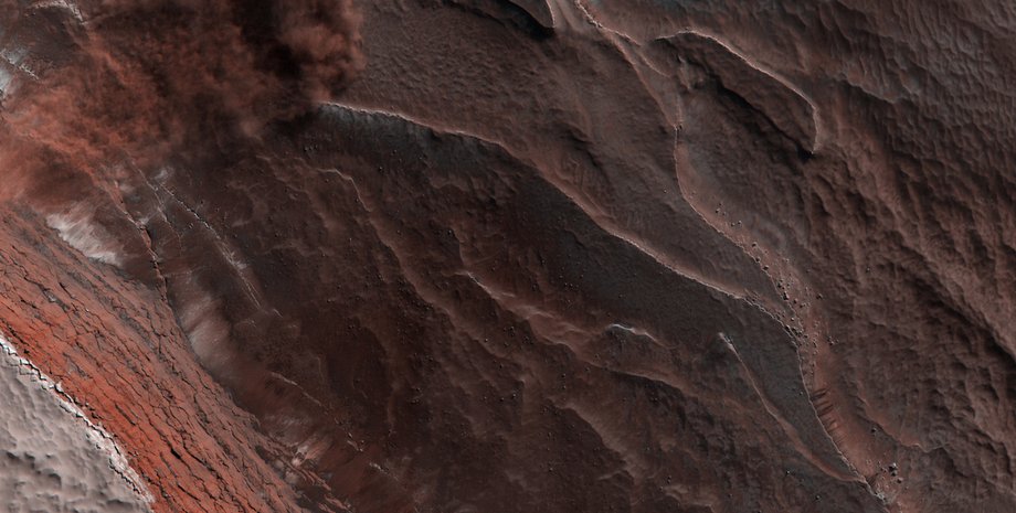 Облако пыли можно увидеть в левом верхнем углу. NASA/JPL/University of Arizona