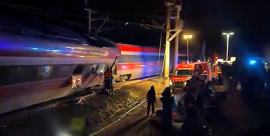 авария Испания поезд поезда сошли с рельсов Адамус