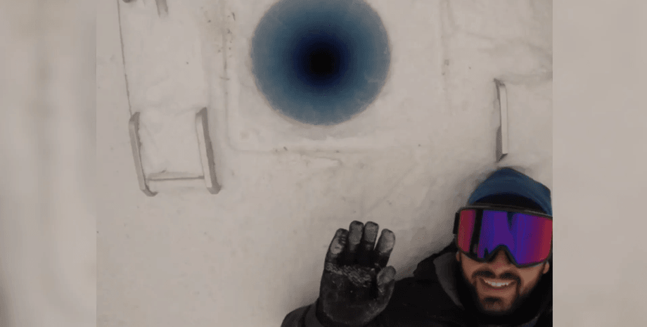 Исследователь, мужчина опустил камеру под лед, исследование Антарктиды, провел 75 дней на полюсе, вирусное видео, ледяные пласты, камера подо льдом