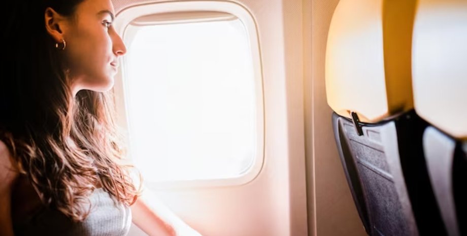 женщина самолет Женщину критикуют за ее поступок в самолете: она считает, что правильно поступила