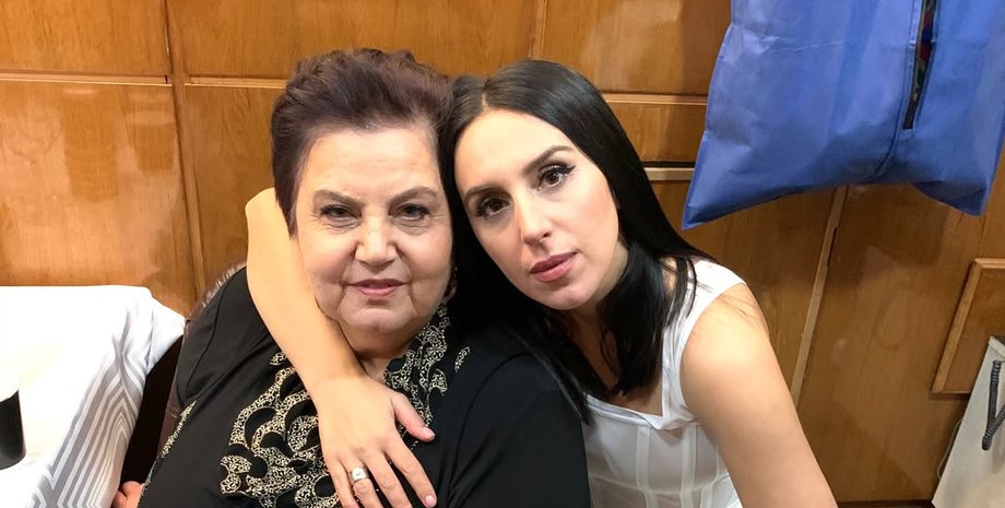 Співачка Джамала зі своєю мамою
