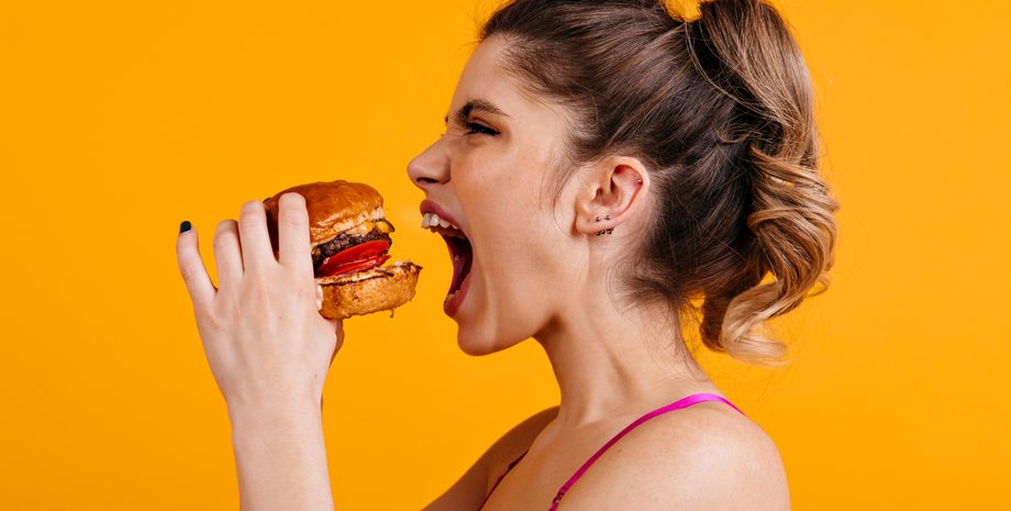 Дівчина їсть