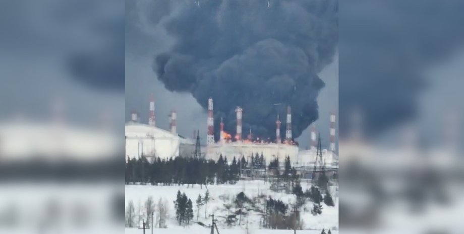 хмара диму над НПС Калєйкіно нафтопроводу Дружба у Алметьєвську, Татарстан, 23 лютого