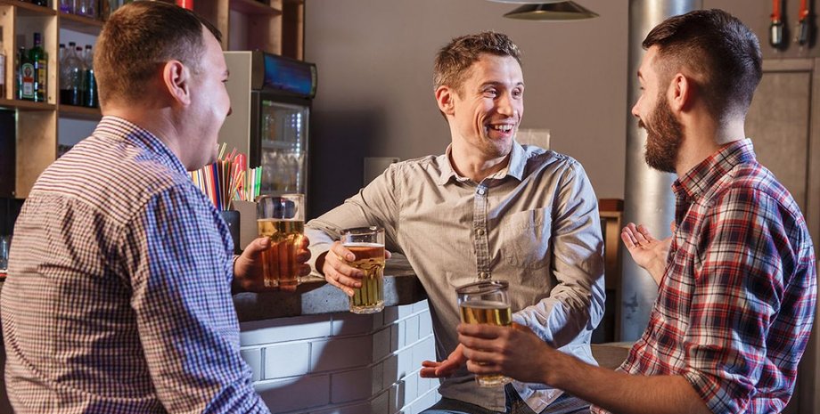 Мужчины в пабе