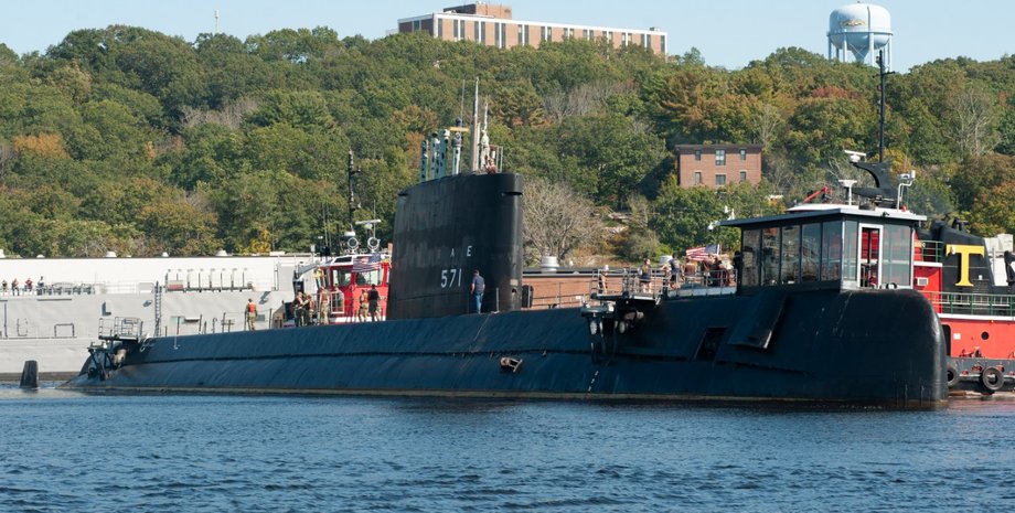 перший атомний підводний човен