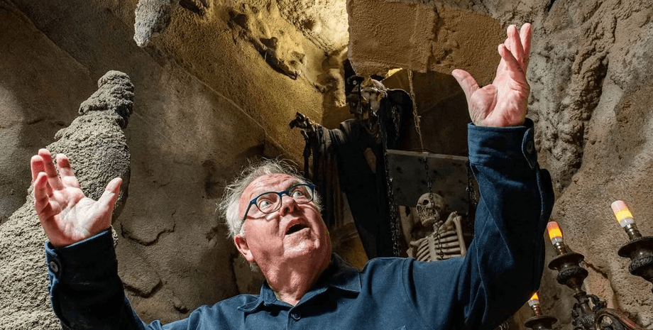 Френсіс Проктор у підземній печері під своїм будинком у Саутпорті, створеній вручну за три десятиліття