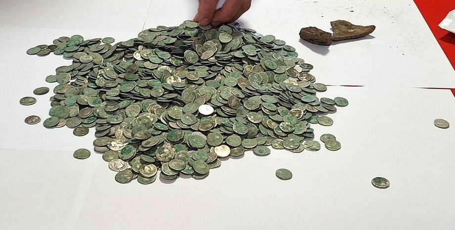 Чоловік знайшов монети, давньоримські монети, 1500 стародавніх монет, знахідка, скарб, скарб, металошукач, великий скарб, срібні динарії
