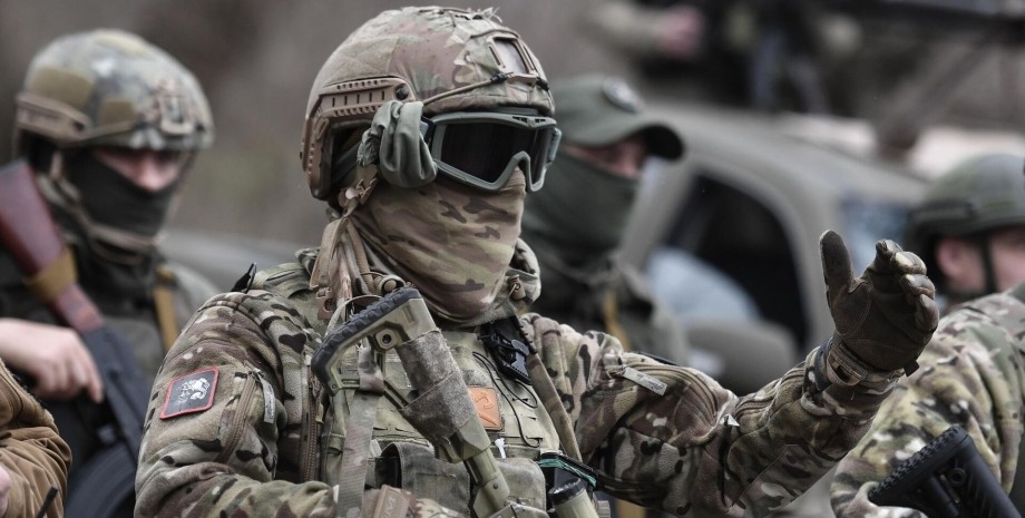 Los soldados rusos intentan evitar el barranco en el Donbass desde los flancos a...