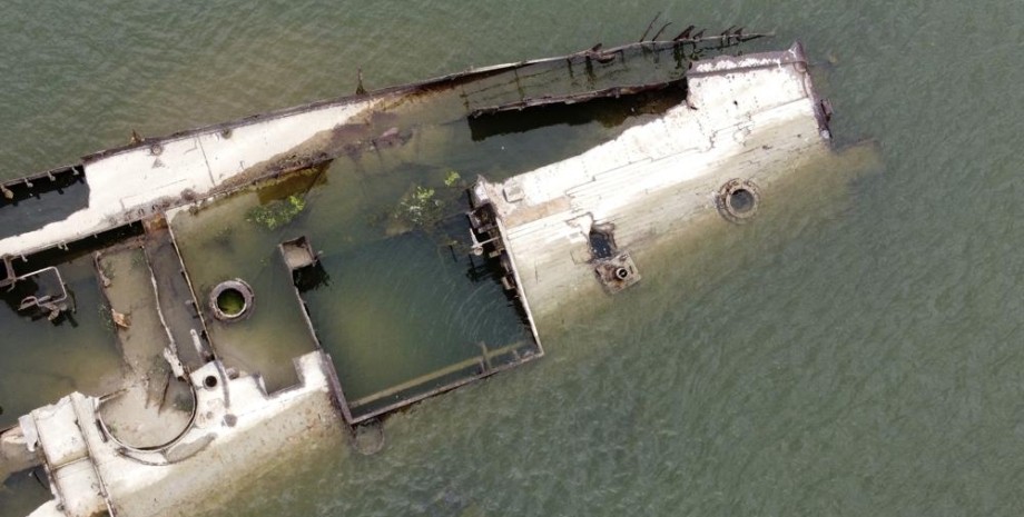 Затонувший немецкий военный корабль., военный корабль времен второй мировой