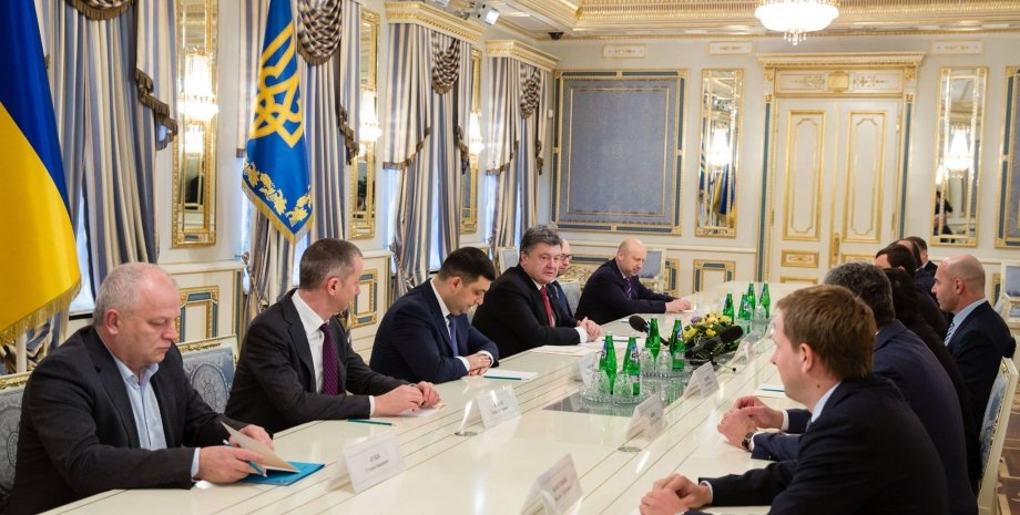 Петр Порошенко на заседании с лидерами парламентских фракций / Фото пресс-службы президента