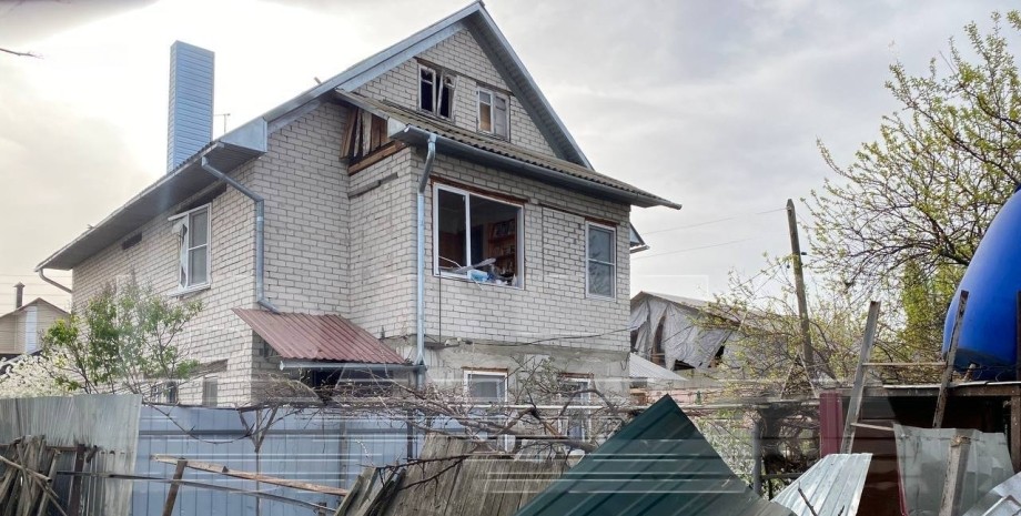 поврежденный дом, выбитые окна, удар по Воронежу