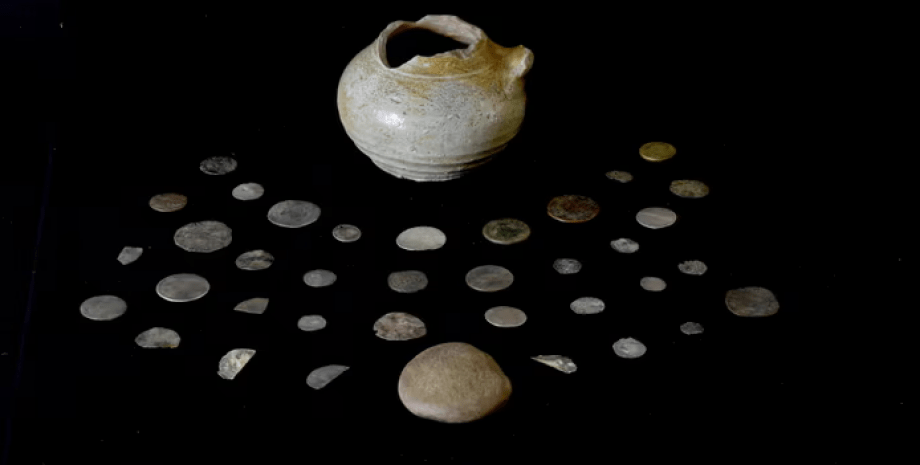 Скарб монет включает европейскую керамику, серебряные и бронзовые монеты клад, монеты Шотландия, находка, артефакт, резня, клан, правление, находка, раскопки, дом, якобиты, восстание, археология, археолог