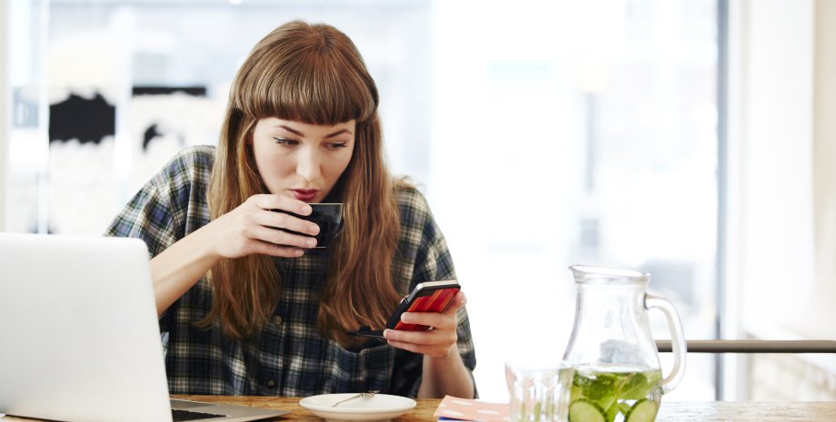 Телефон, девушка Парень, который уже умер, неожиданно появился в активном статусе в социальной сети, курьезы, приколы, странные истории