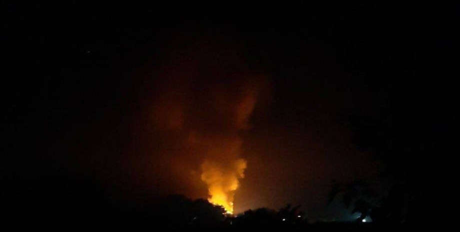 У Криму лунають вибухи під час масованої атаки дронів Крим атака