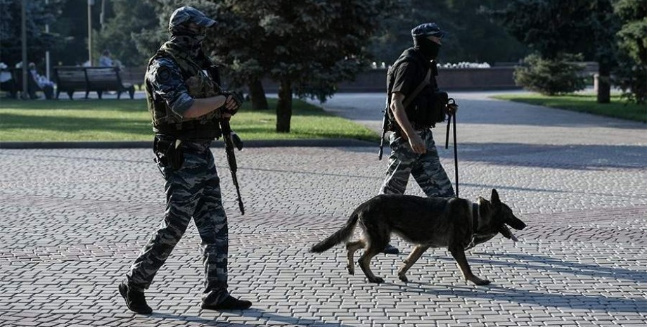 оккупанты в Бердянске, военная цензура, в Бердянске проверяют телефоны, проверка телефонов