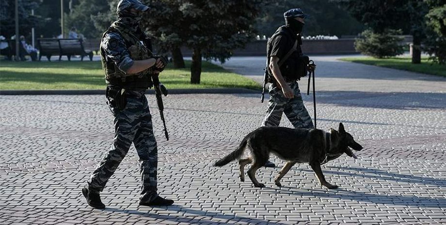 оккупанты в Бердянске, военная цензура, в Бердянске проверяют телефоны, проверка телефонов