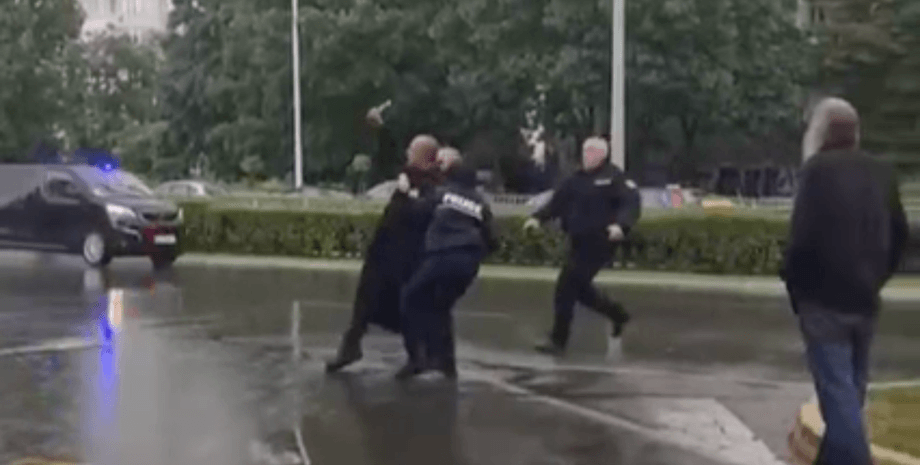 Священник напал на кортеж Зеленского, священник кортеж Зеленского, священник выбежал на дорогу Зеленский, протест священник Болгария