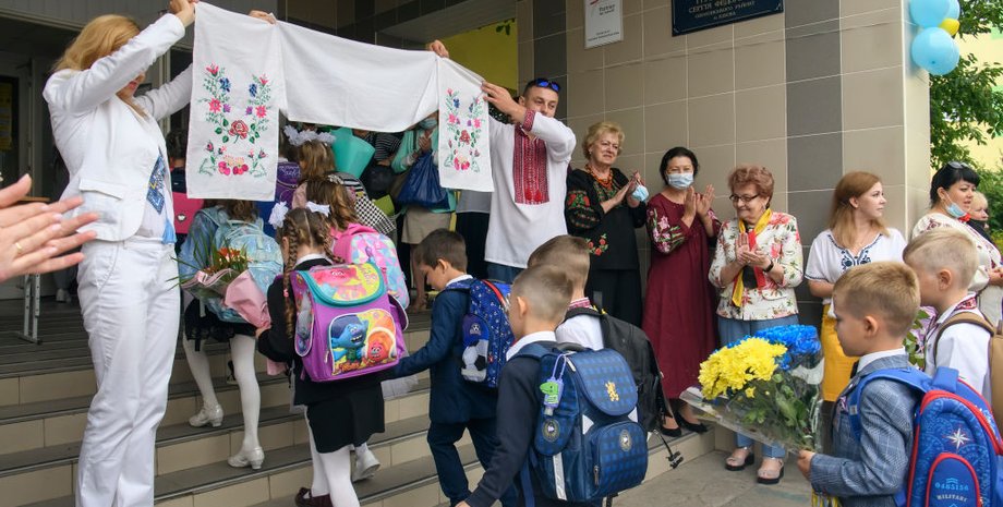 Средства можно потратить на школьные товары через "Дія.Карту"