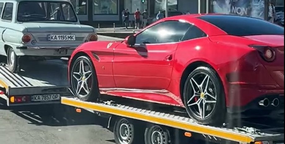 Ferrari на автовозі