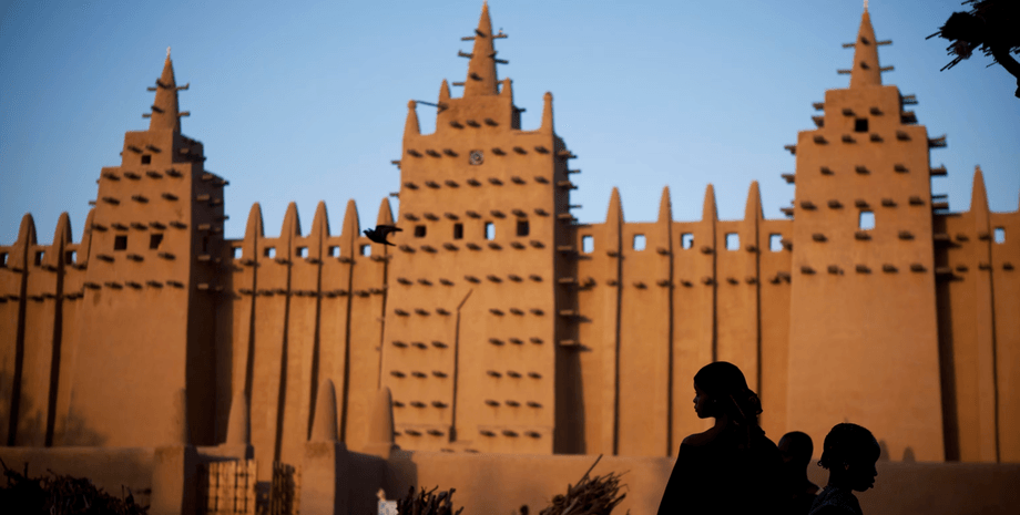 Жители Тимбукту на фоне одной из исторических мечетей, символа духовного и научного центра Африки