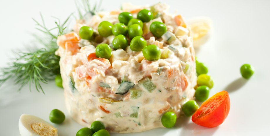 Олів'є з копченою скумбрією, салат олів'є, салат олів'є з рибою