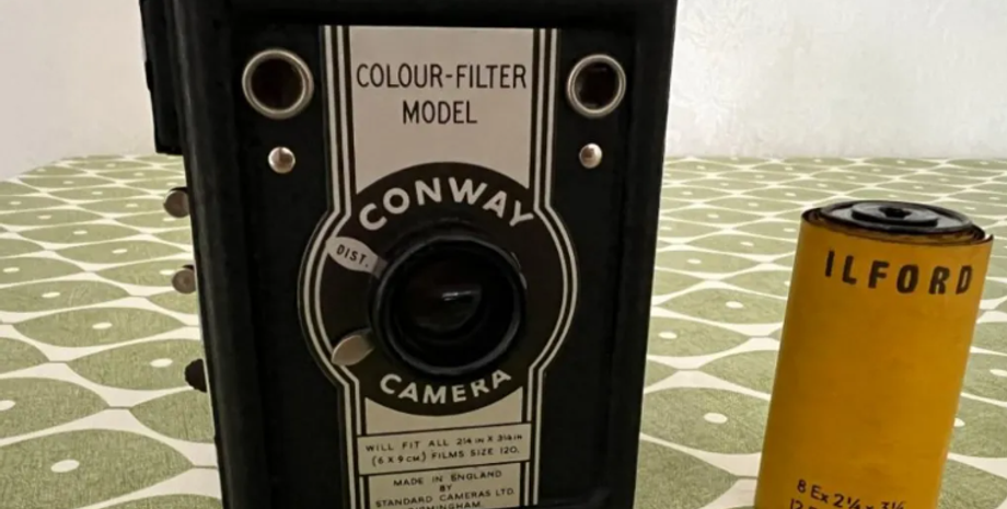 Знімки в старому фотоапараті, курйози, пристрій, Велика Британія, Сара Еванс, художниця з Уельсу, знахідки, приколи