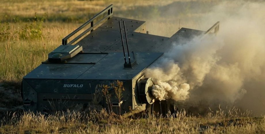 Наземный дрон Bufalo создает дымовую завесу в поле