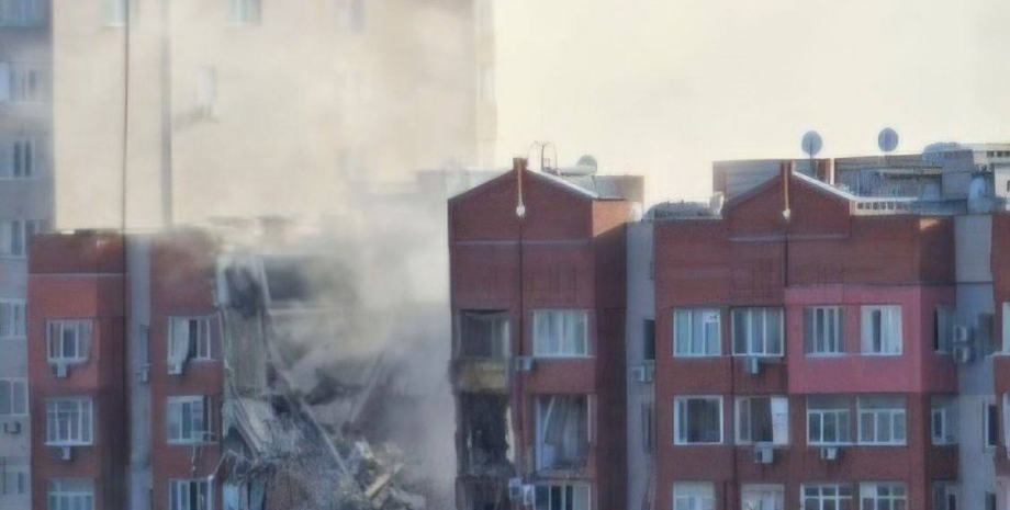 The nine -storey buildings have been destroyed by several upper floors. Accordin...