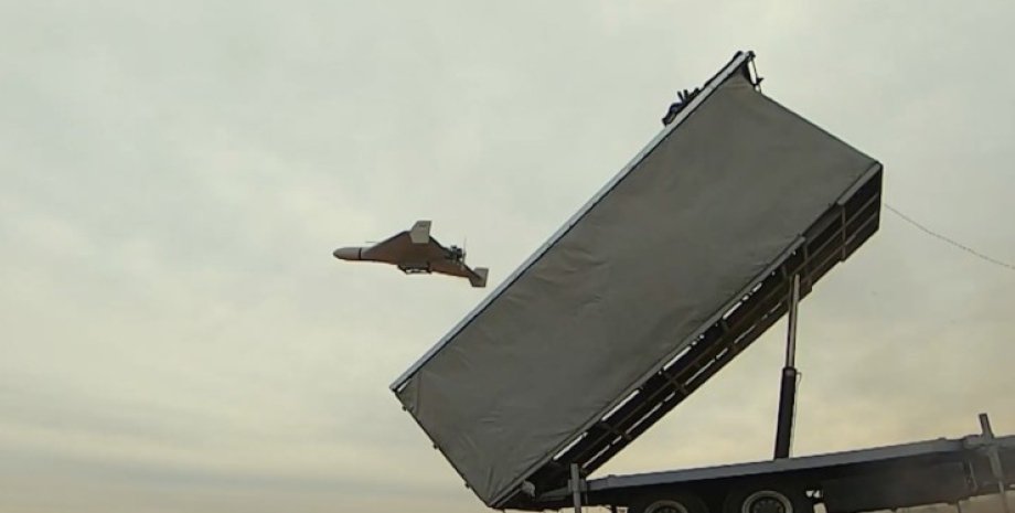 La prima ondata di lanci di UAV mira a identificare il sistema di difesa aerea u...