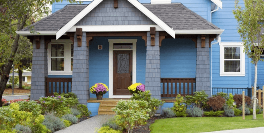 Приусадебная территория, двухповирховый дом в старом стиле