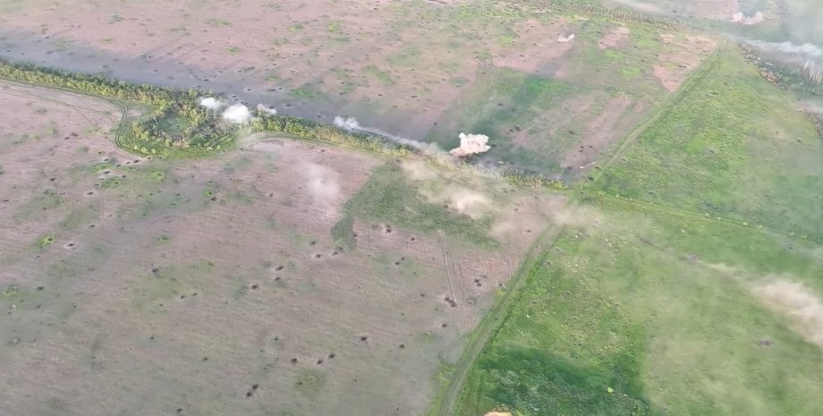 знищення військової техніки Росії, вибух бойових машин Росії, бойові машини Росії горять