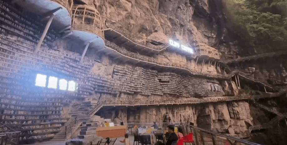 Самая недоступная библиотека в мире высечена в скале привлекает туристов со всего мира