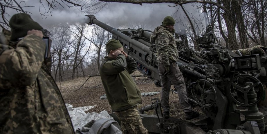 украинские военные, пушка, выстрел из пушки, деревья