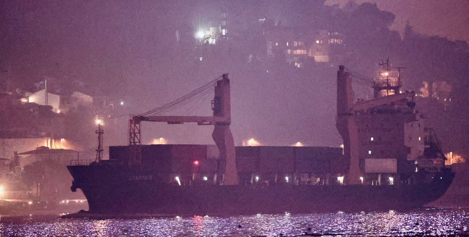 российское судно с оружием