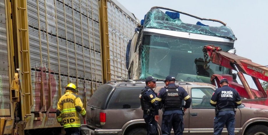 У Мексиці двоповерховий автобус зіштовхнувся з вантажним потягом