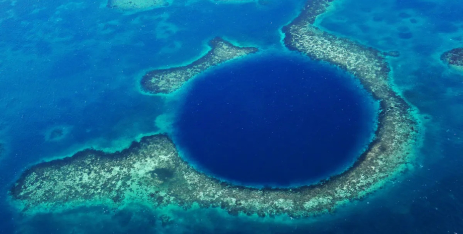 На дні Великої Блакитної діри знайдено останки людей і пластикове сміття: як вони туди потрапили0